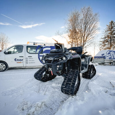 Bilde av en firehjuling og bil på snø.