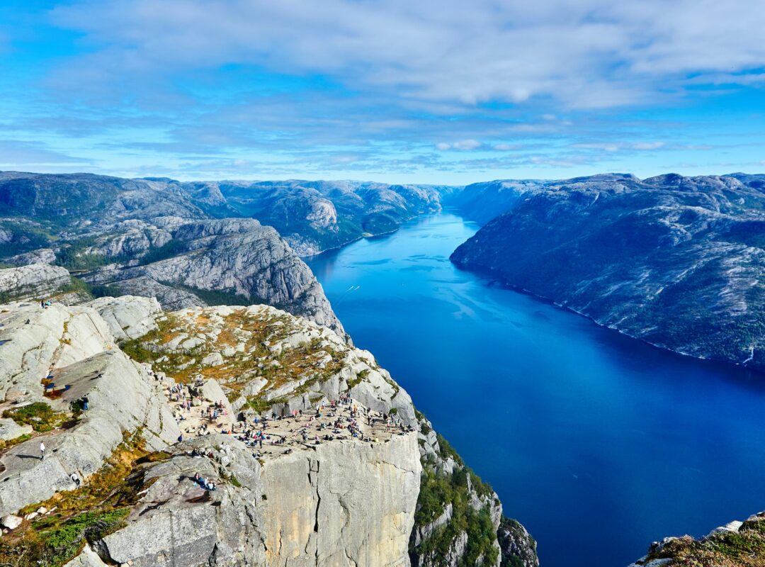 Norsk landskap, fjord og fjell.