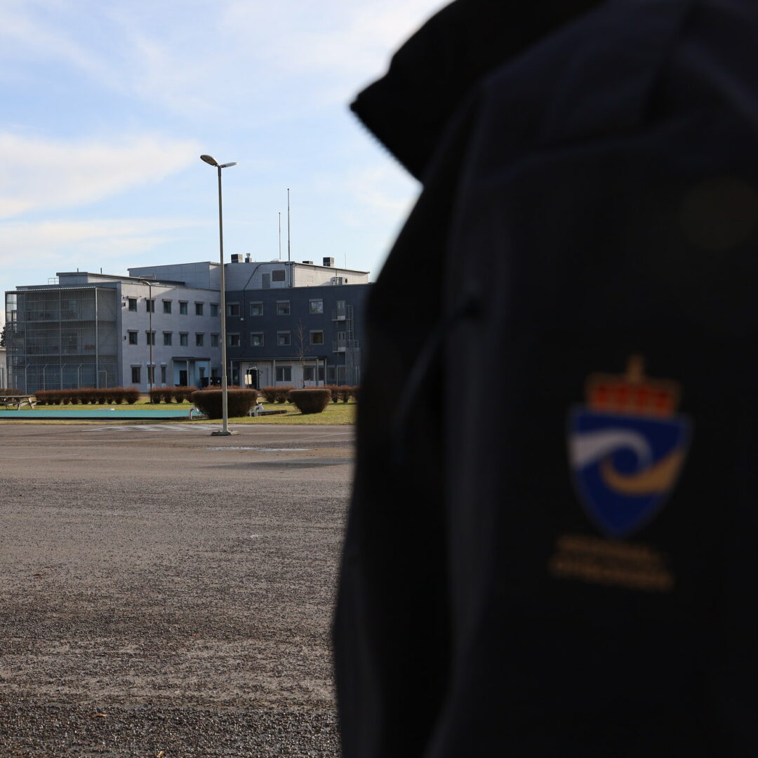 Fengselsbetjent ser på bygg på Ullersmo fengsel.