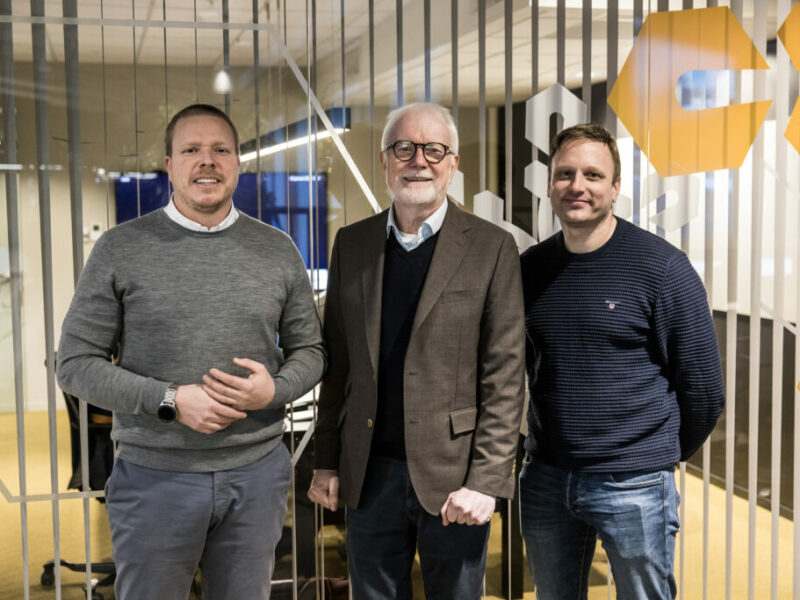 Gruppebilde av tre personer som har inngått ny kontrakt, Eivind Helgaker, Terje Hoemsnes og Jøran Ytterdal Ødegård